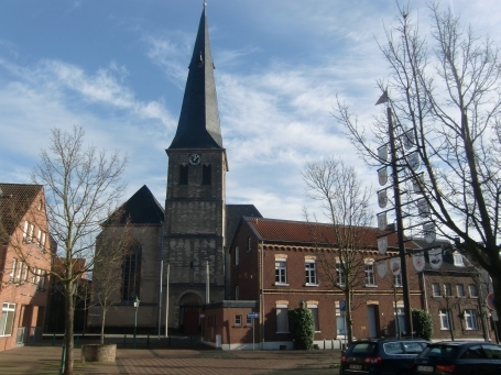 Grefrath : Die kath. Pfarrkirche St. Laurentius am Marktplatz